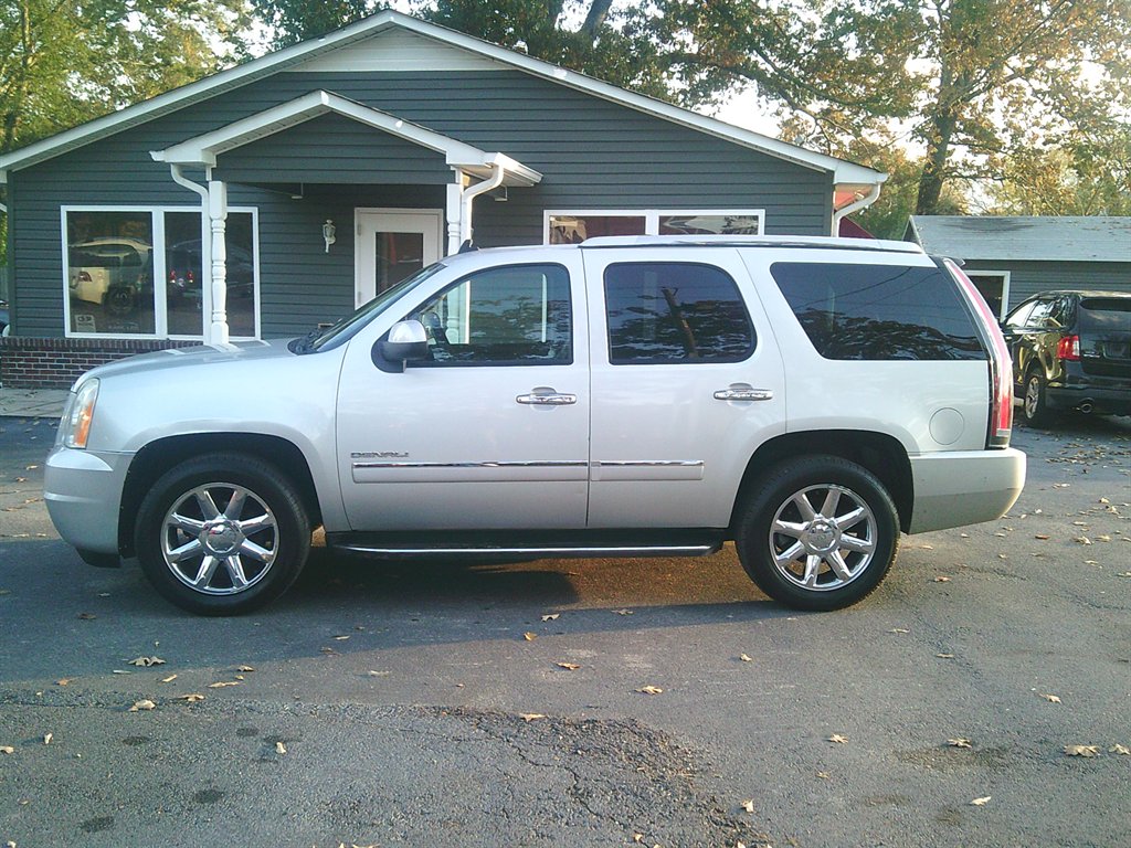2010 GMC Yukon Denali's photo